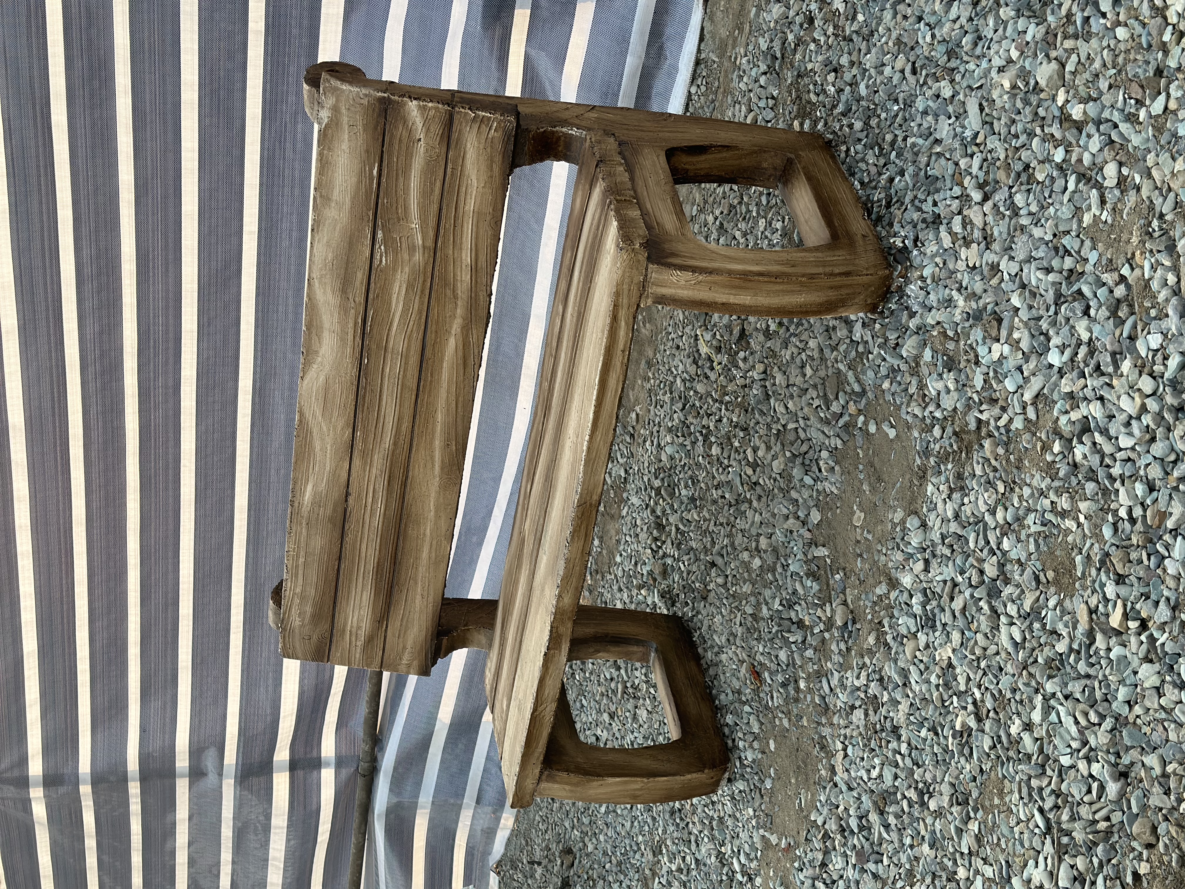 نیمکت بتنی محوطه حیاط